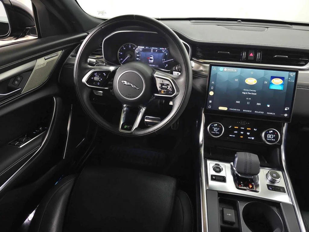 Used 2022  Jaguar R-Dynamic SE image 19