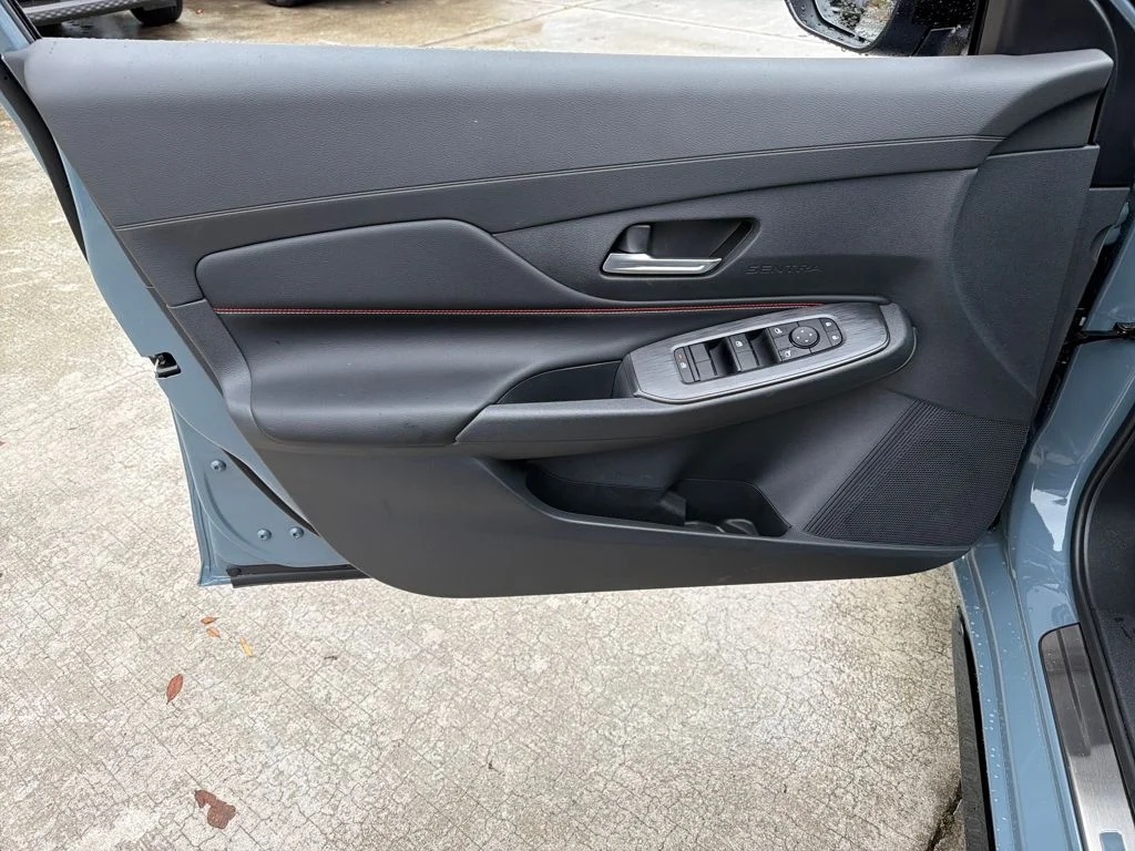 New 2026 Atlantic Gray Metallic / Super Black Two-tone Nissan SR image 16