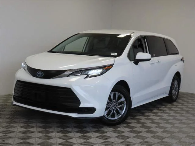 2023 Toyota Sienna LE 8-Passenger Hybrid FWD's photo