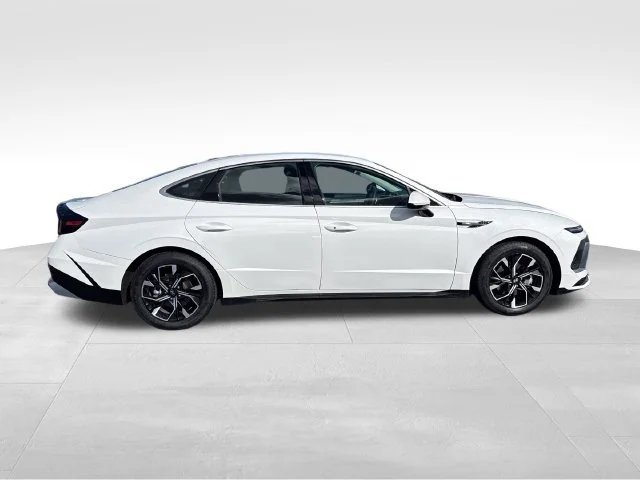 Used 2024 White Hyundai SEL image 7