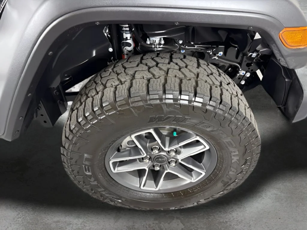 Used 2025 White Jeep Mojave 4x4 image 12