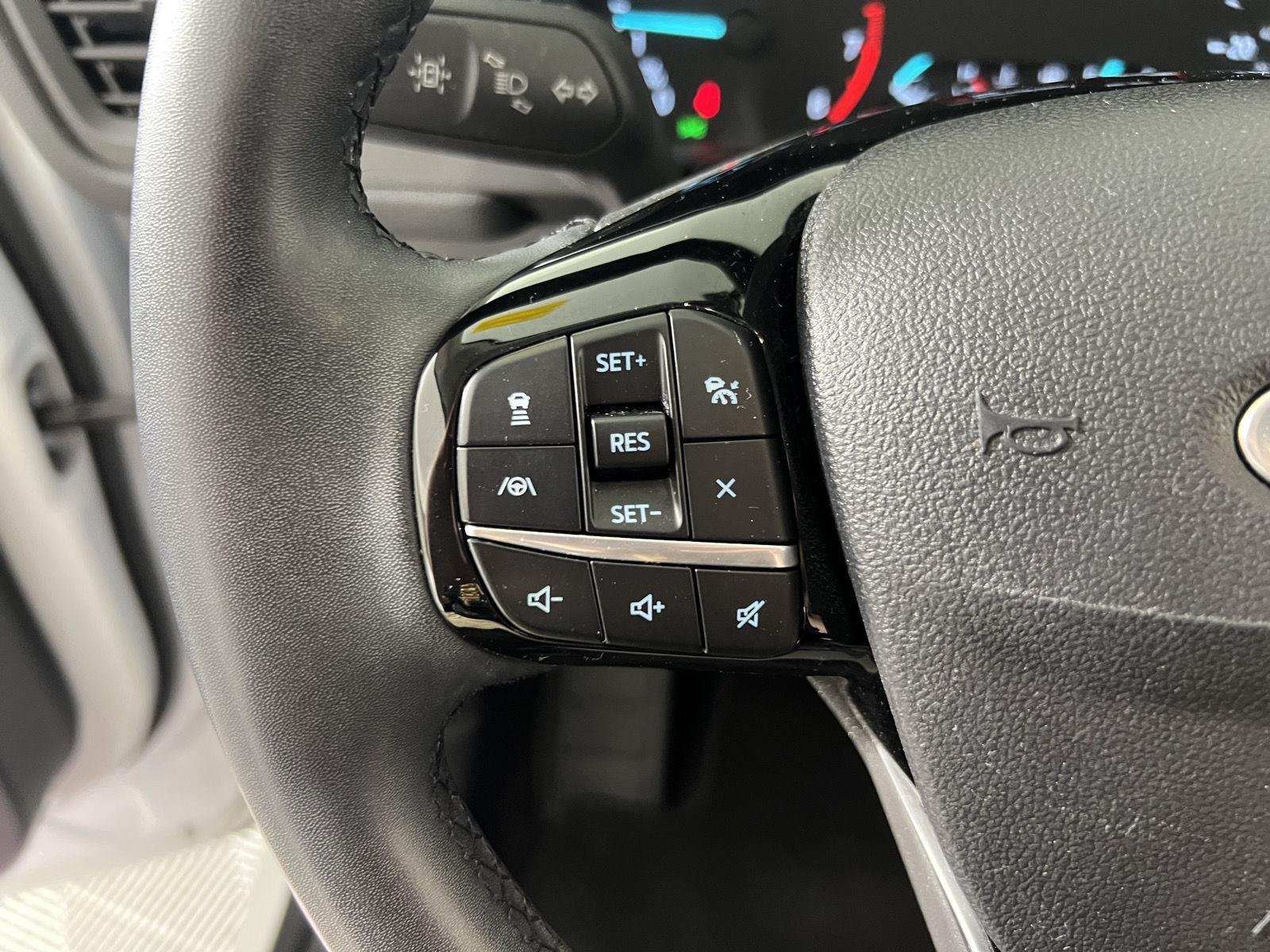 Used 2022 Oxford White Ford SE image 14