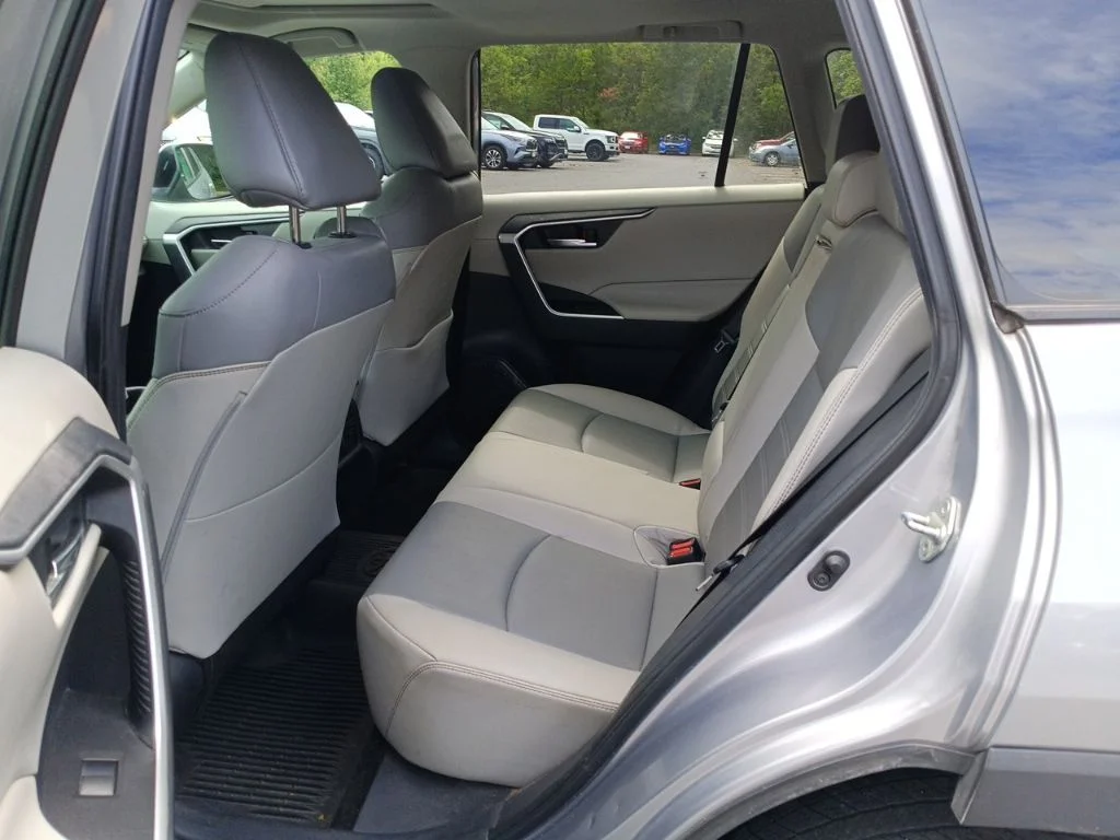 Used 2021 Silver Toyota XLE Premium image 5