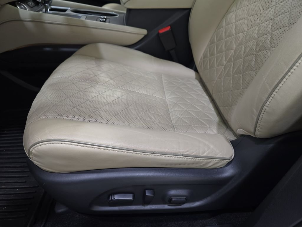 Used 2020 White Nissan Platinum image 32