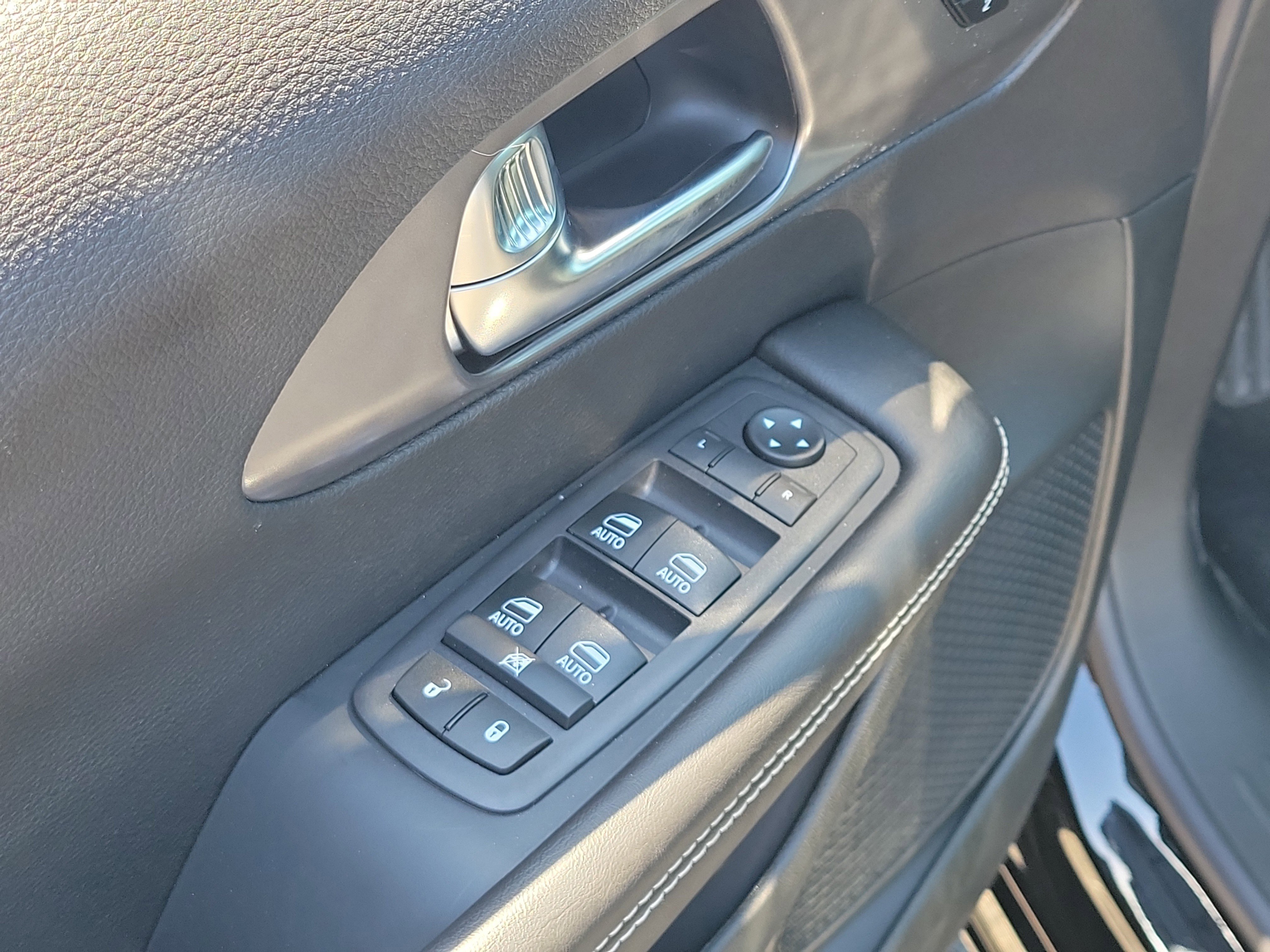 New 2026 Diamond Black Crystal Pearl-Coat Exterior Paint Chrysler Select image 16