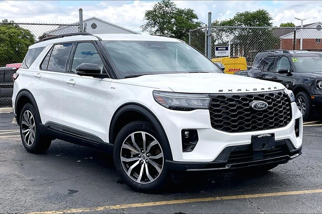New 2026 Star White Metallic Tri-Coat Ford ST-Line image 35