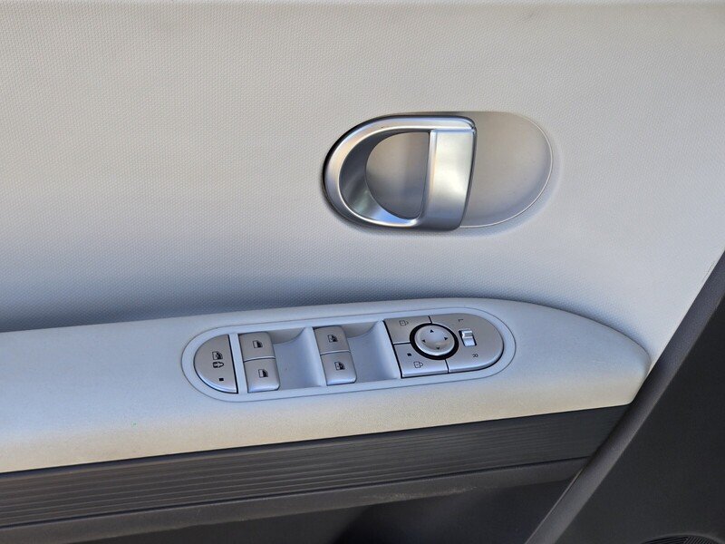 Used 2024 White HYUNDAI SEL RWD image 16