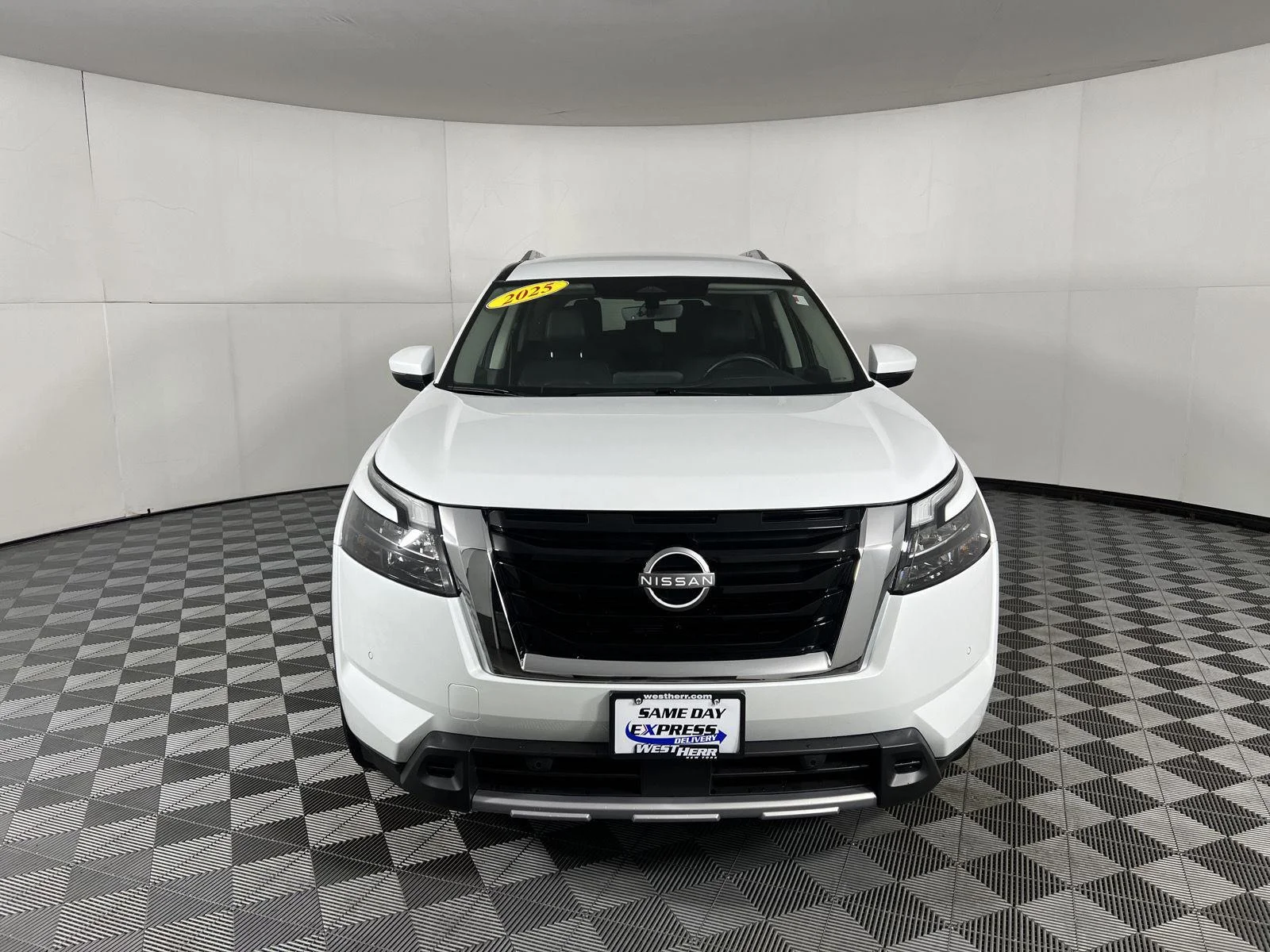 Used 2025 Everest White Pearl Tricoat Nissan SL image 2