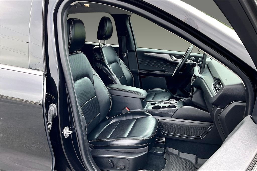 Used 2023 Black Metallic Ford Platinum image 4