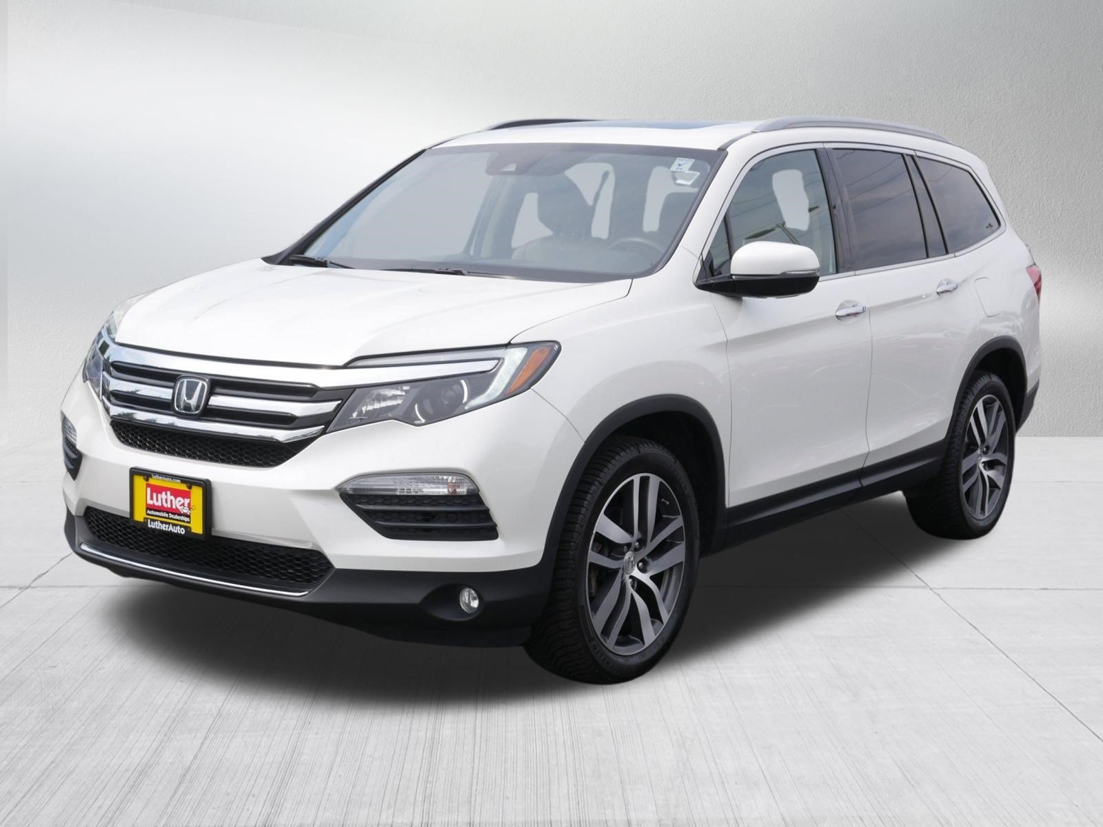 Used 2017 White Diamond Pearl Honda Touring image 3