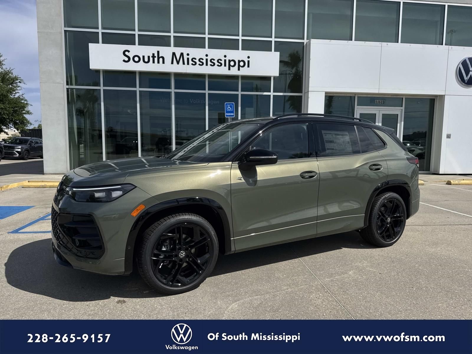 2026 Volkswagen Tiguan 2.0T SE R-Line Black's photo