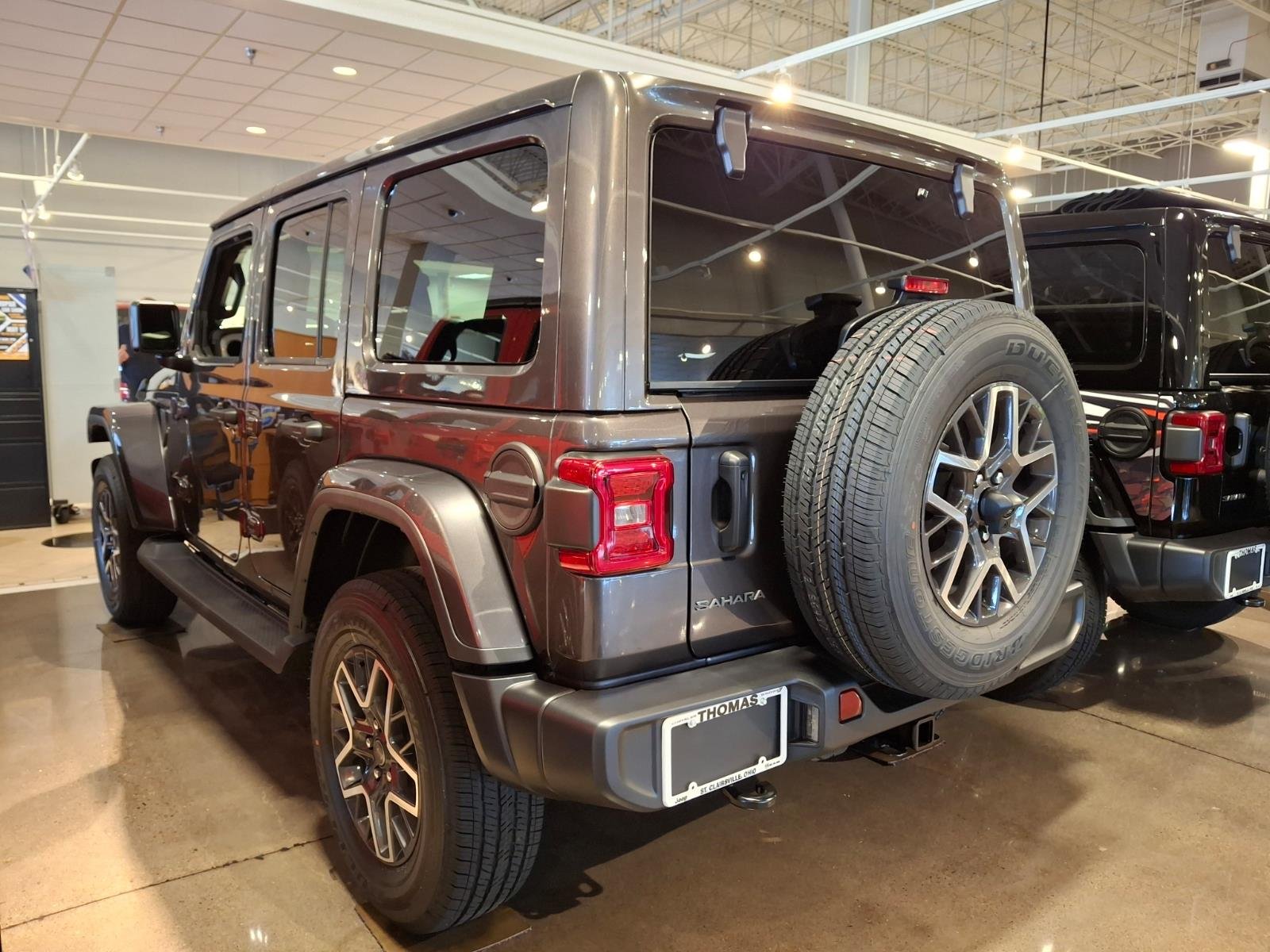 New 2026 Granite Crystal Metallic Clear-Coat Exterior Paint Jeep Sahara image 4