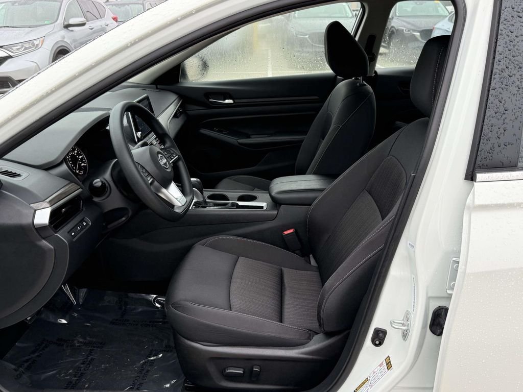 Used 2025 White Nissan 2.5 SV image 13