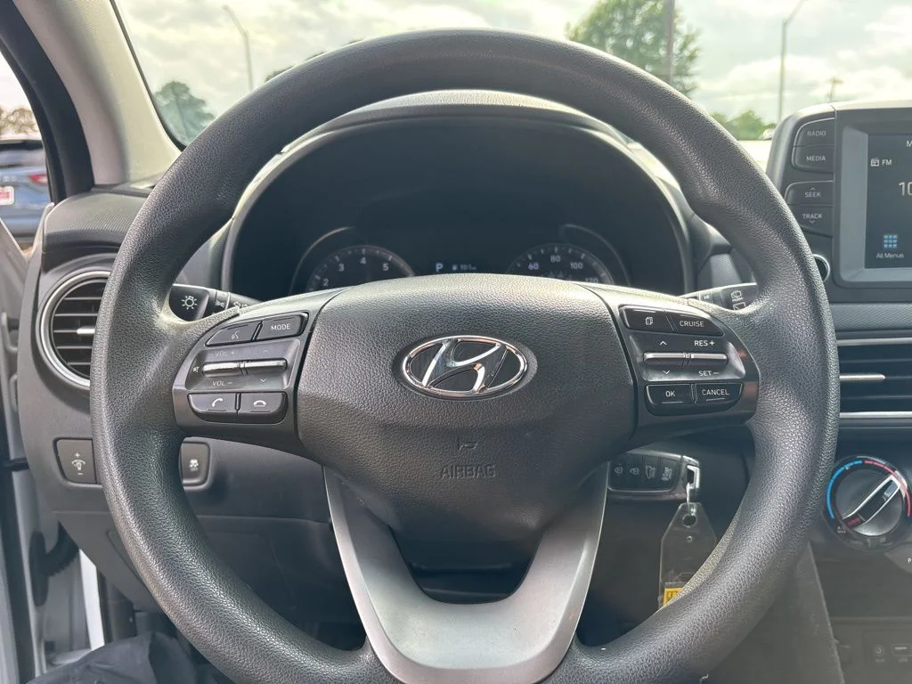 Used 2021 White Hyundai SE image 20