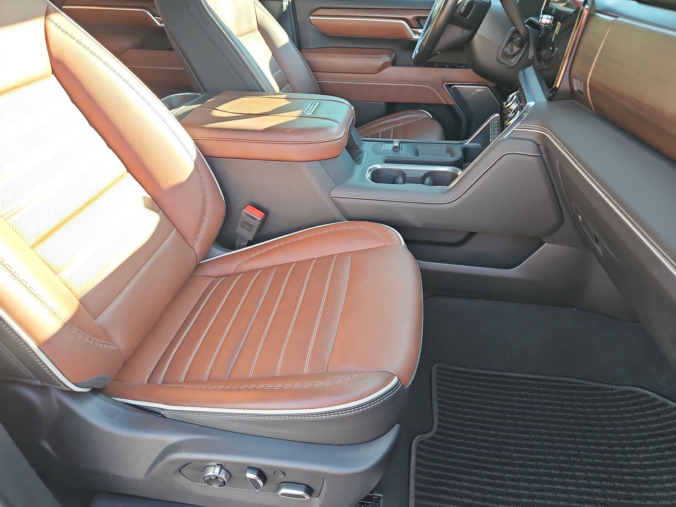 Used 2025 Summit White GMC Denali Ultimate image 30