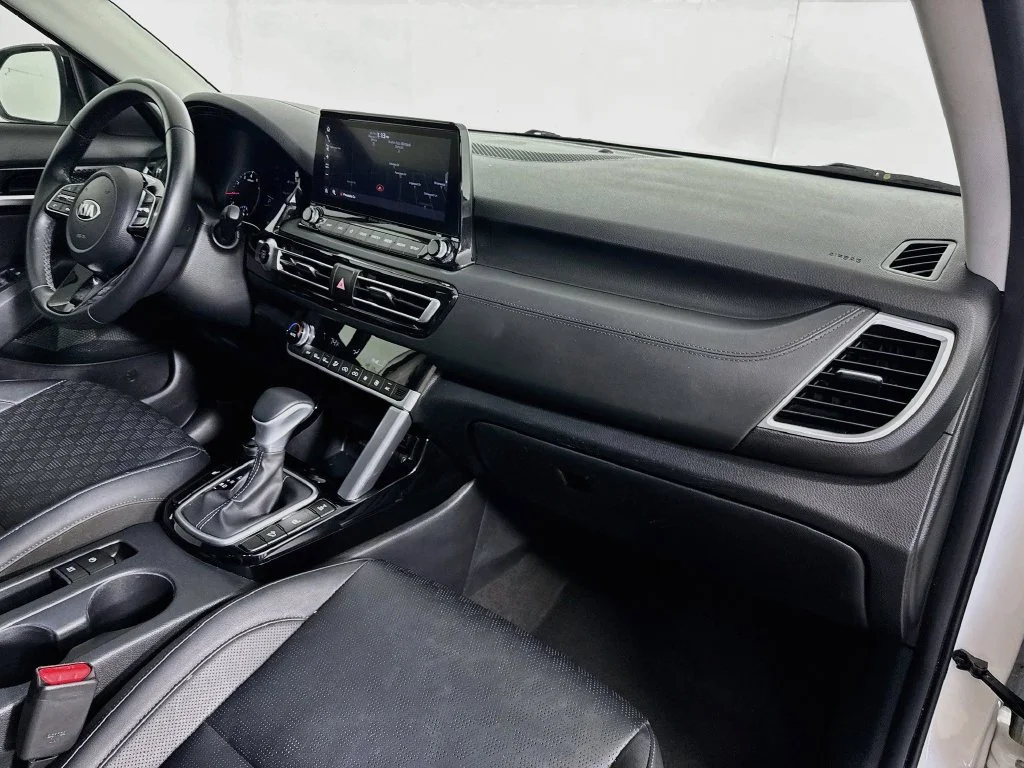 Used 2021 White Kia SX image 35