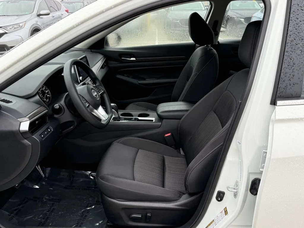 Used 2025 White Nissan 2.5 SV image 13