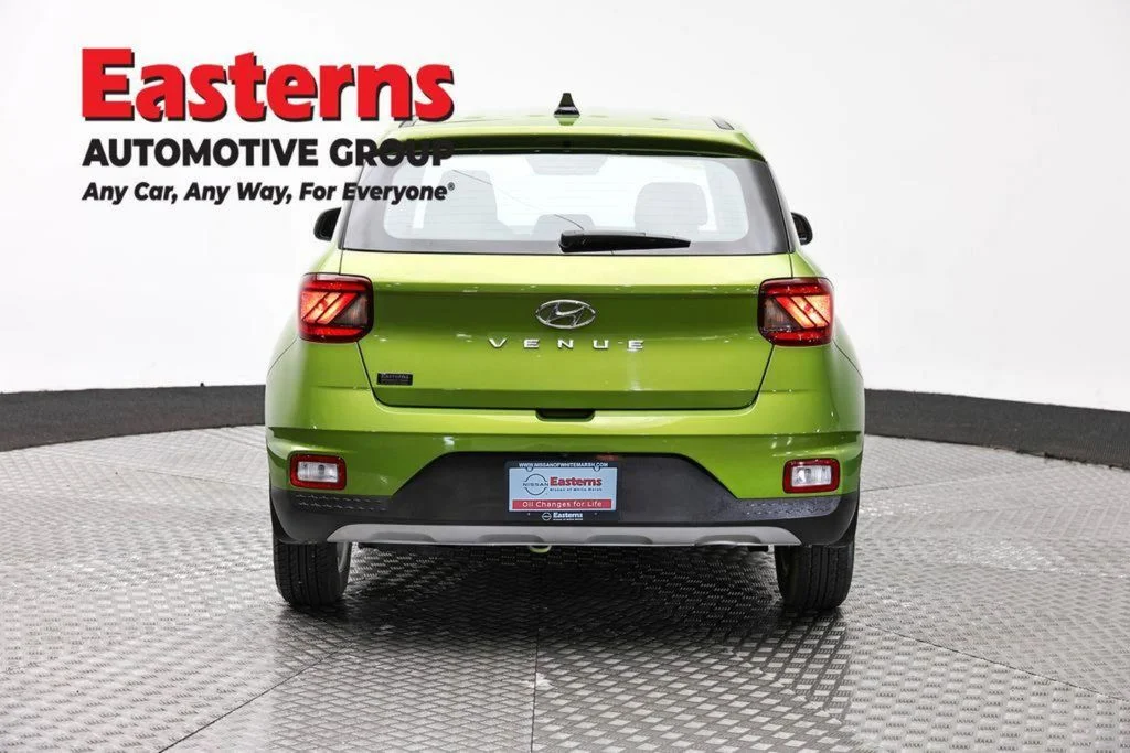 Used 2022 Green Hyundai SE image 8