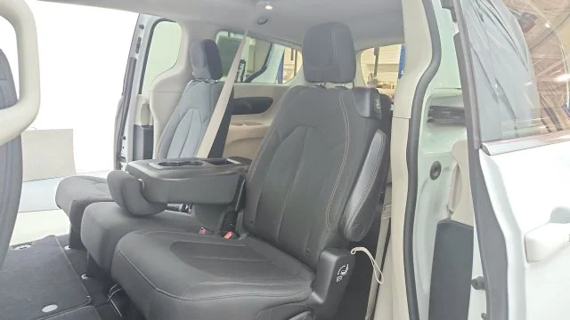 Used 2018 White Chrysler Touring Plus image 19