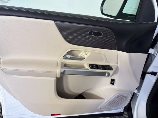 Used 2022  Mercedes-Benz GLB 250 image 17