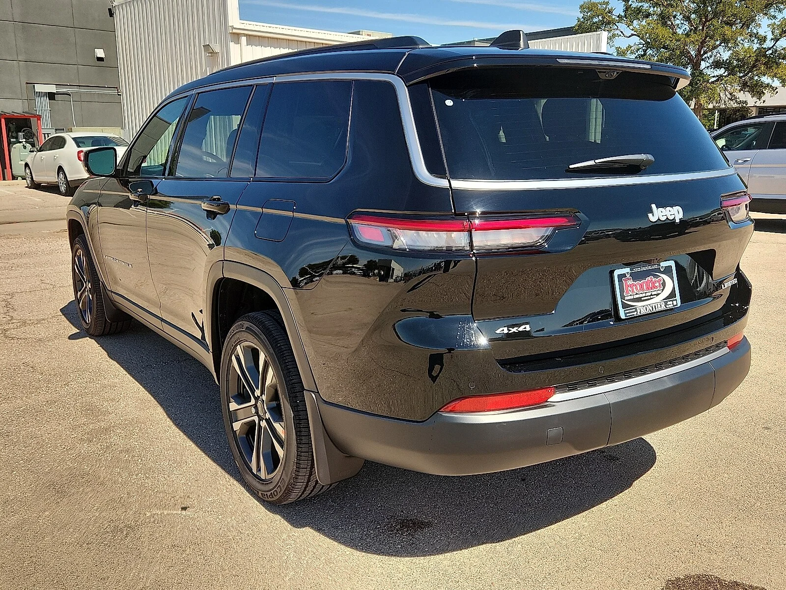 New 2027 High-Gloss Black Paint Jeep L LIMITED 4X4 image 3