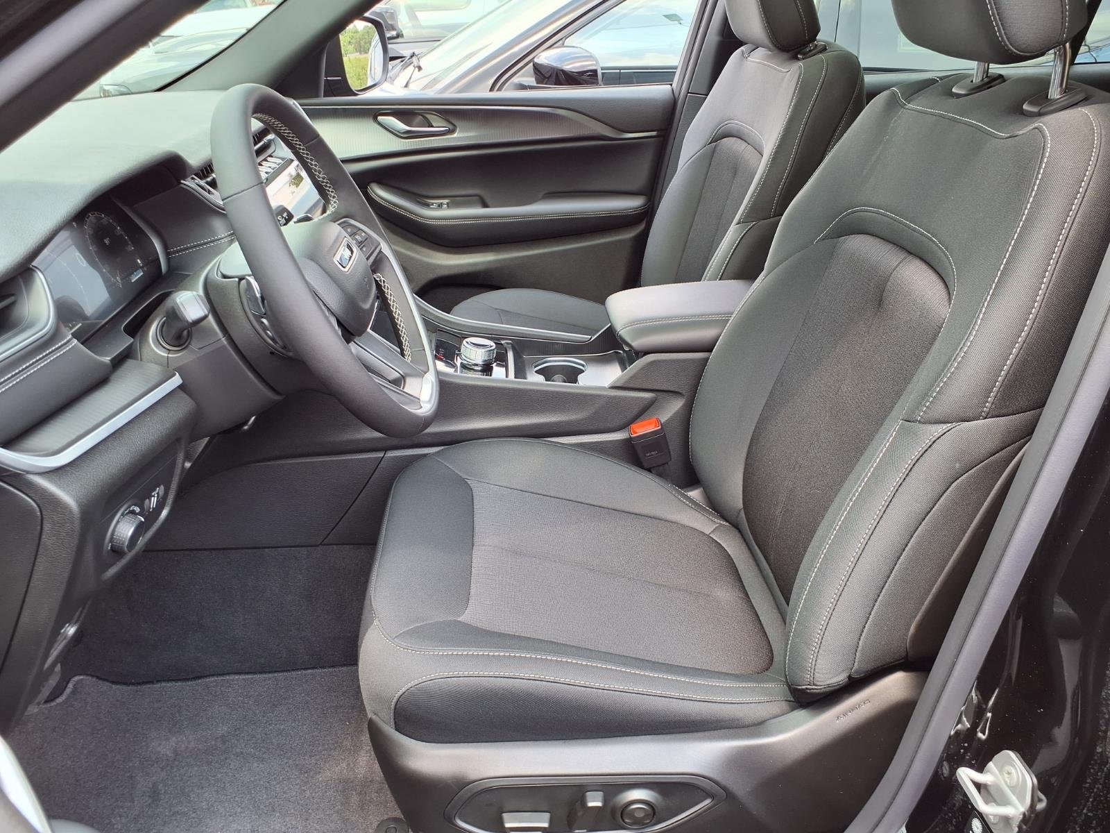 New 2026 Diamond Black Crystal Pearl-Coat Exterior Paint Jeep Laredo X image 4