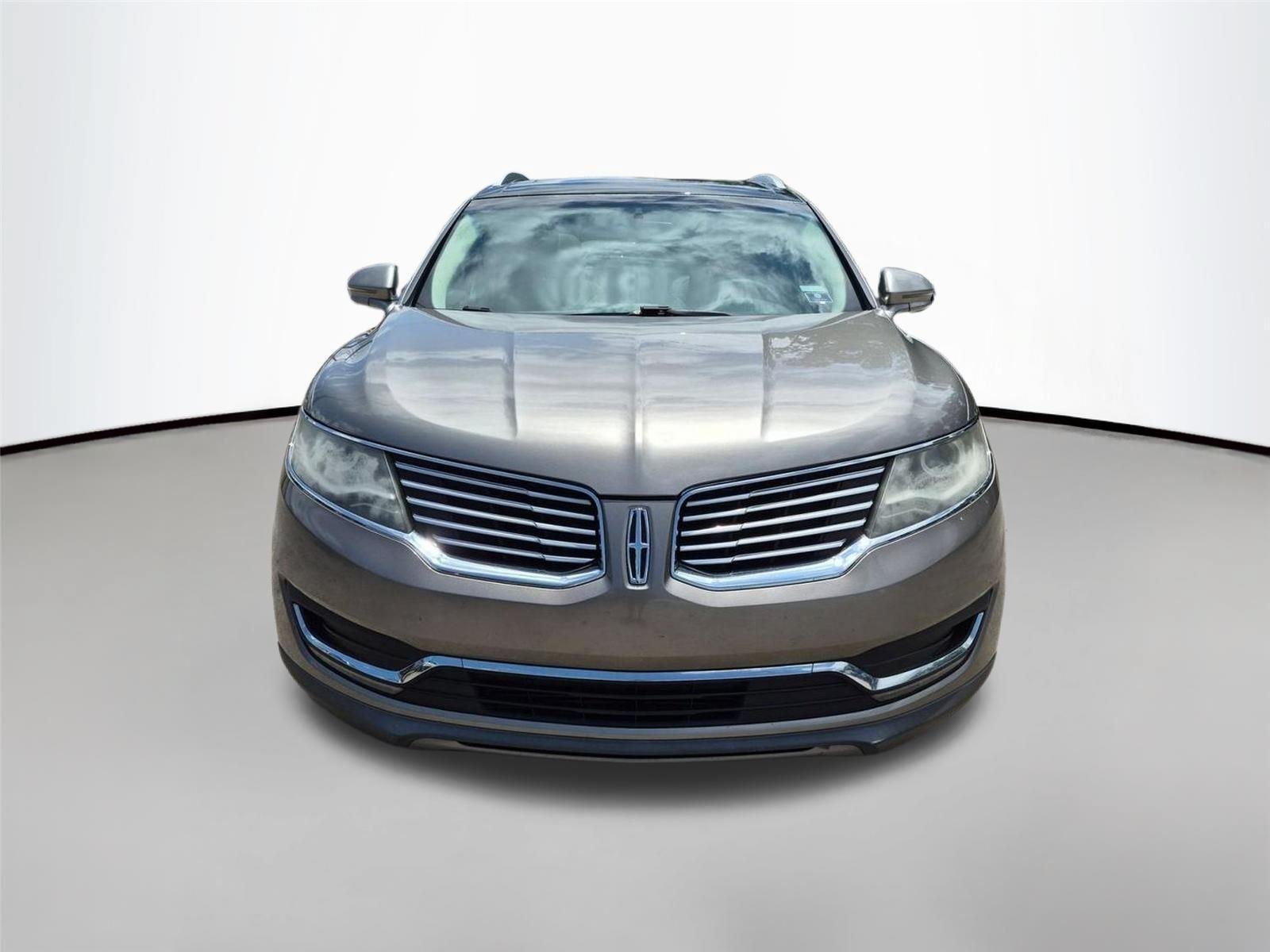 Used 2017 Palladium White Gold Metallic Lincoln Reserve image 2