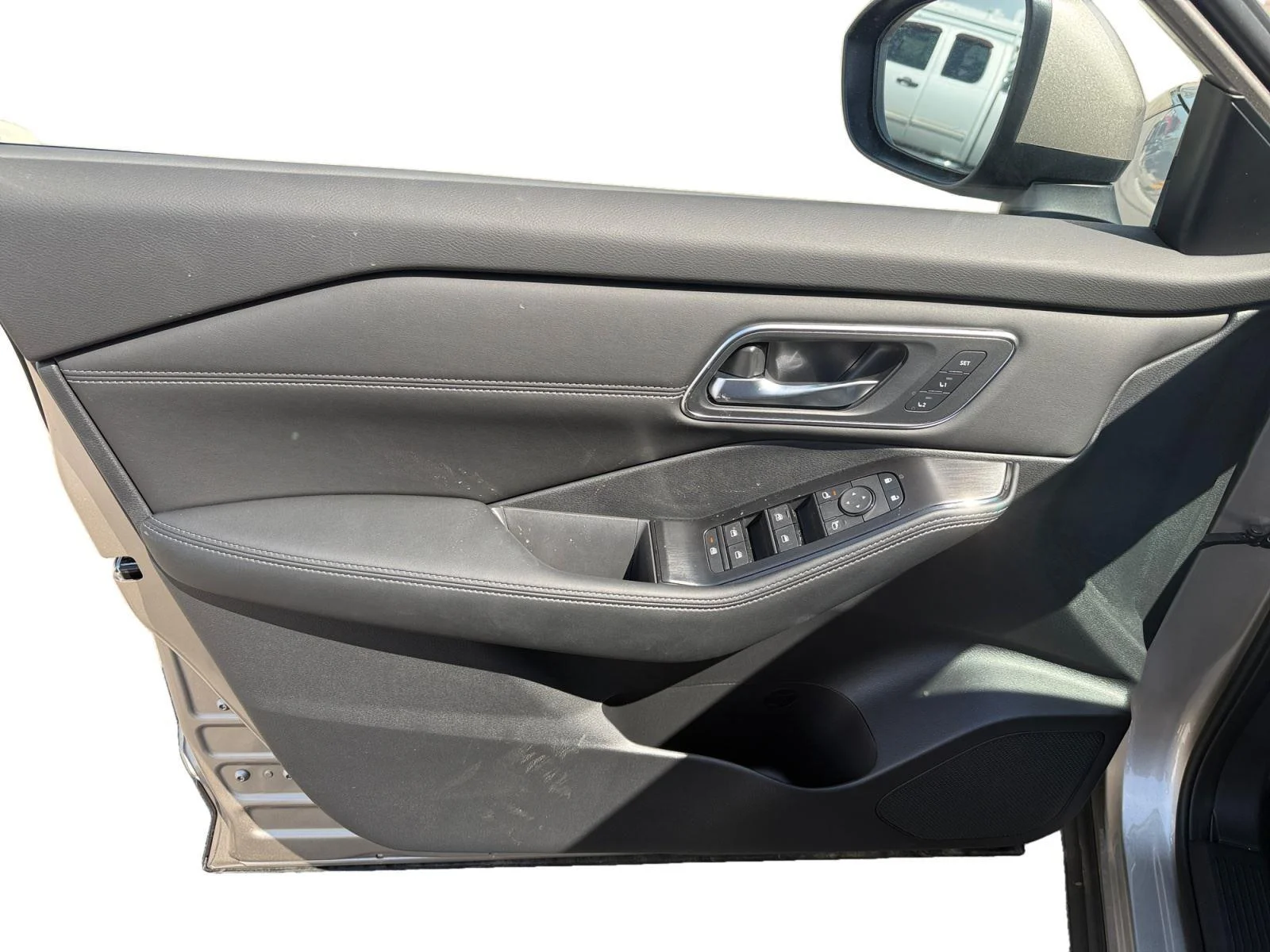 New 2026 Champagne Silver Metallic Nissan Platinum image 9