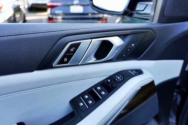 Used 2023 Gray BMW xDrive40i image 24