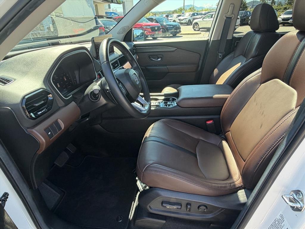 Used 2026 Platinum White Pearl Honda Touring image 8