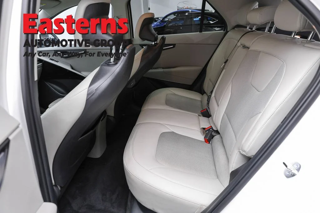 Used 2023 White Kia Wind image 21