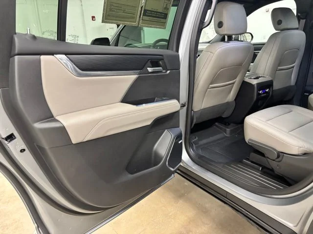 Used 2024 Silver GMC Elevation image 12