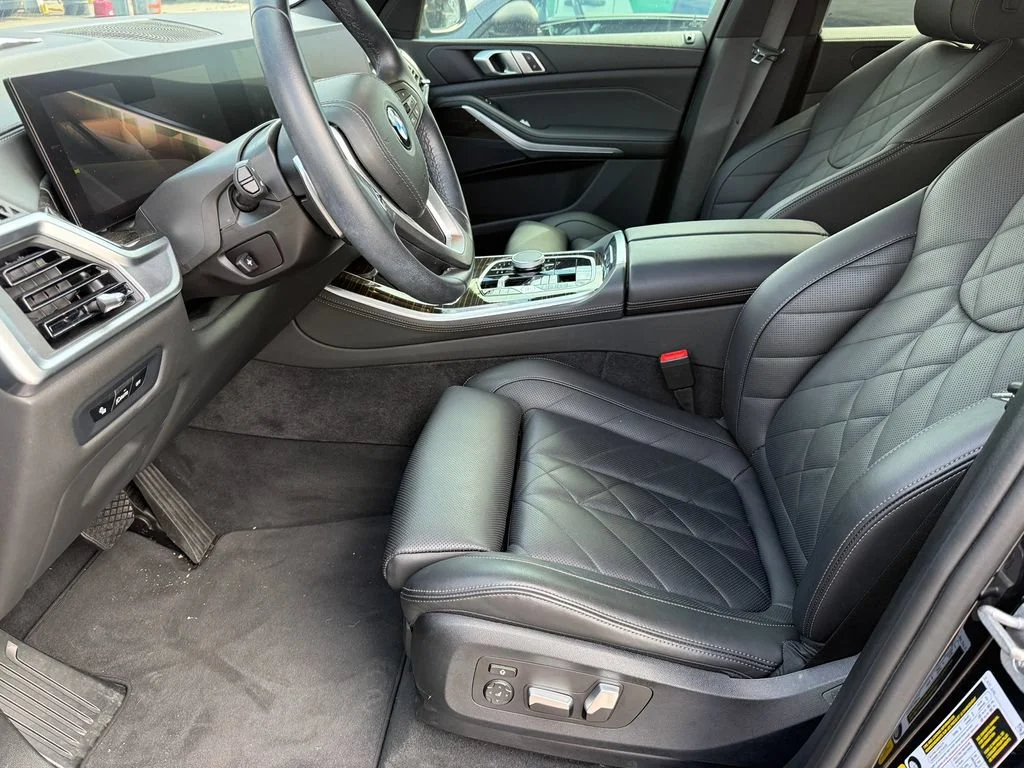 Used 2024  BMW sDrive40i image 3