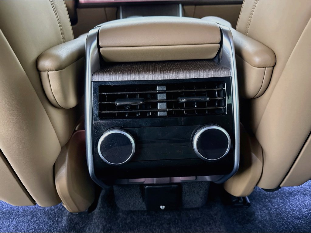 Used 2025 White Land Rover SE image 26