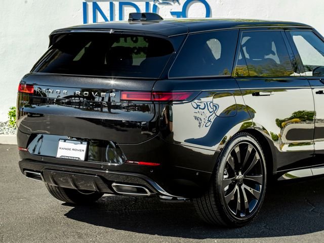 New 2026 Santorini Black Land Rover Dynamic SE image 7