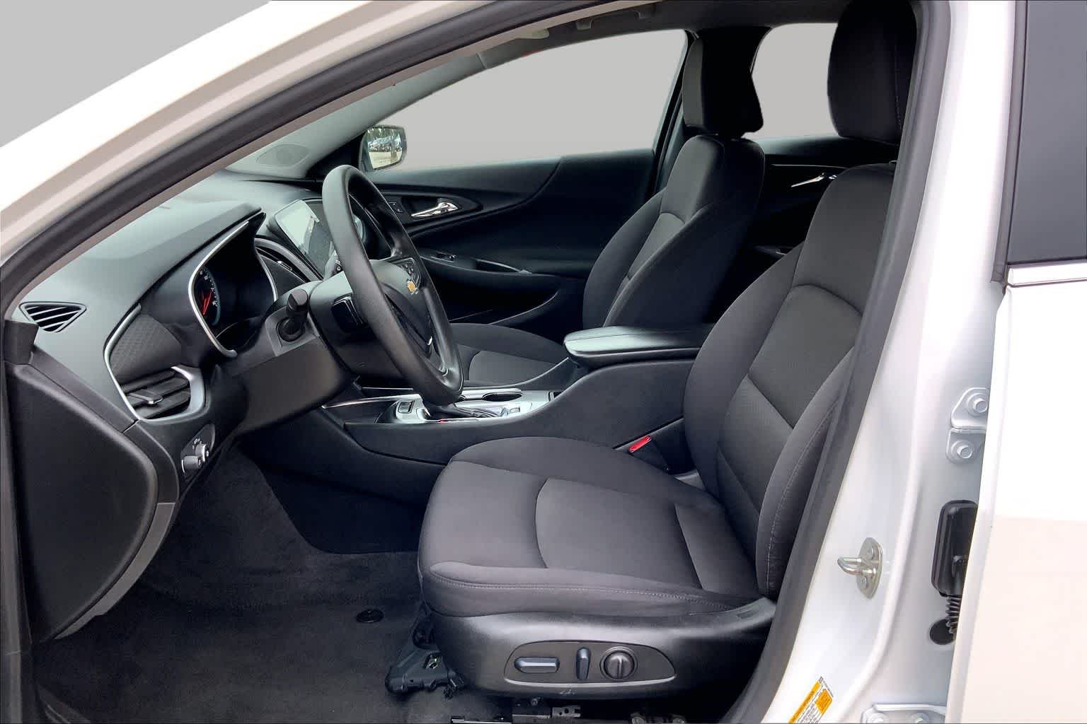 Used 2024 Summit White Chevrolet LT image 8