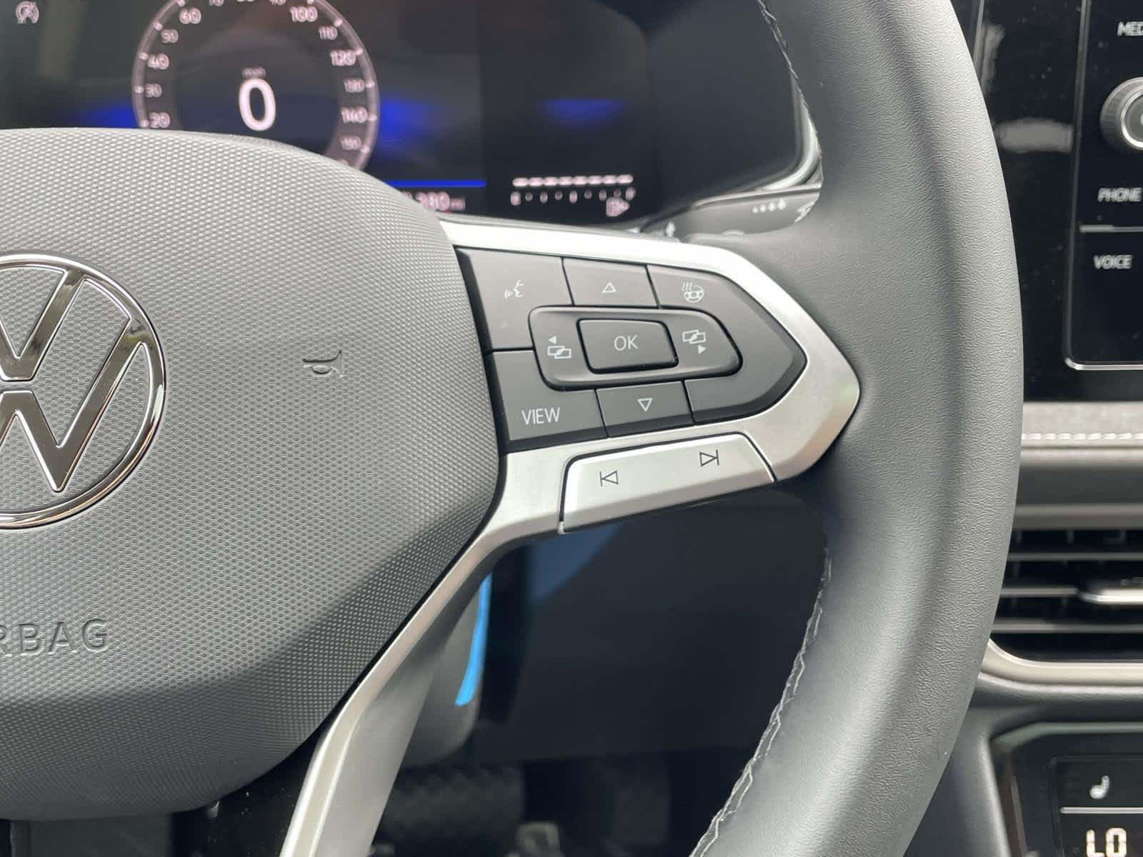 New 2026 Pure White w/Deep Black Roof Volkswagen SE Black image 35