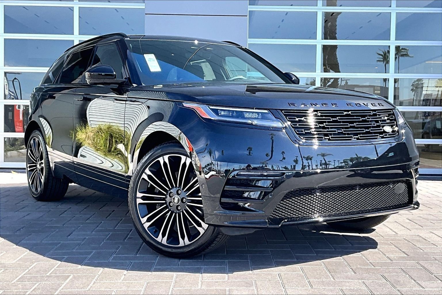 New 2026 Santorini Black Land Rover Dynamic SE image 2
