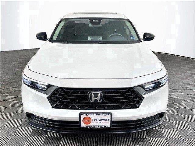Used 2025 Platinum White Pearl Honda SE image 2