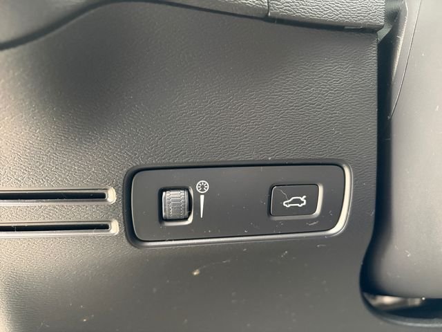 Used 2020 Black Volvo Momentum image 28