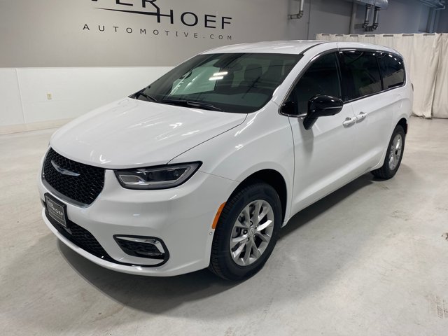 2026 Chrysler Pacifica Select AWD's photo