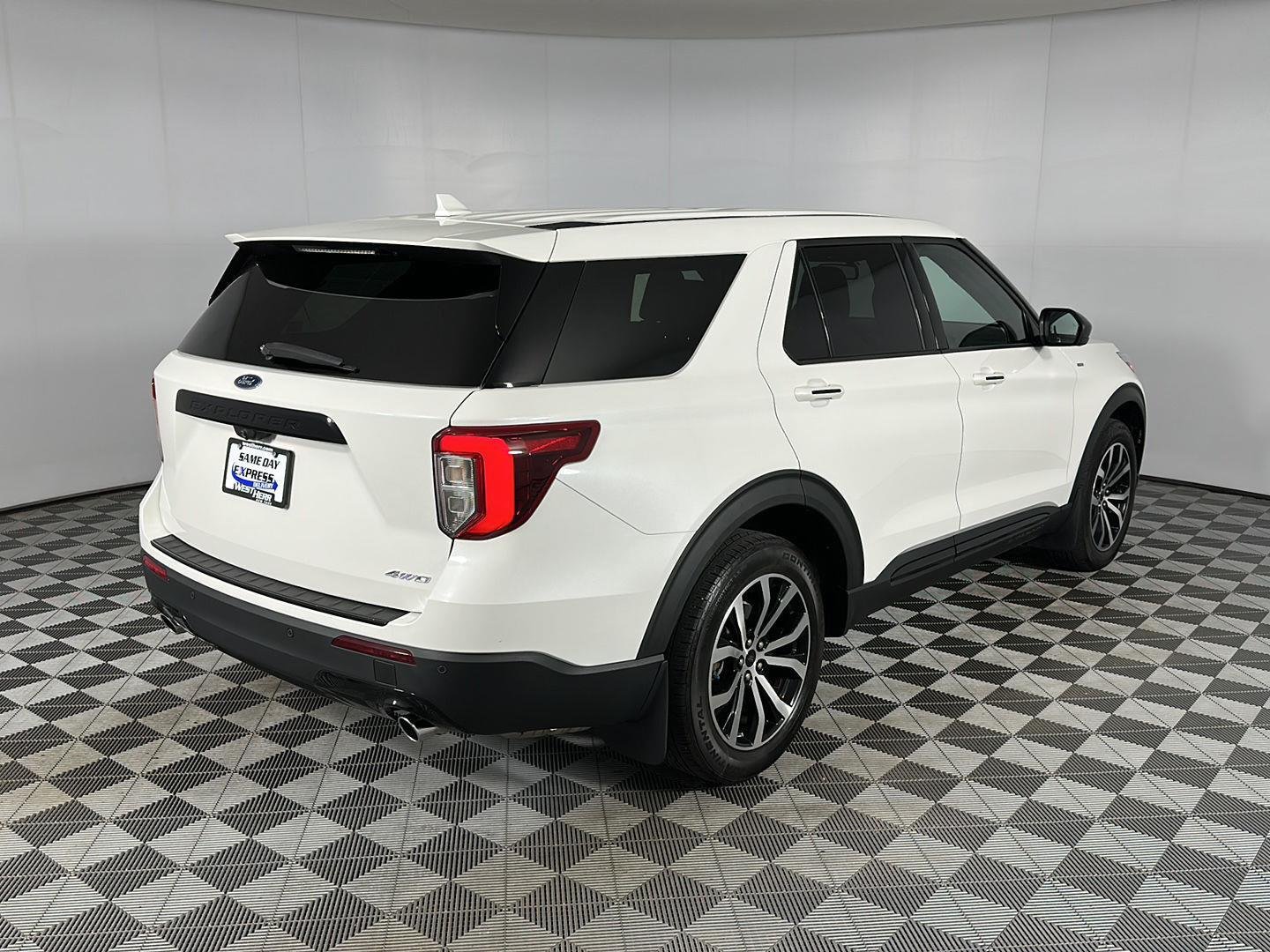 Used 2022 Star White Metallic Tri-Coat Ford ST-Line image 9