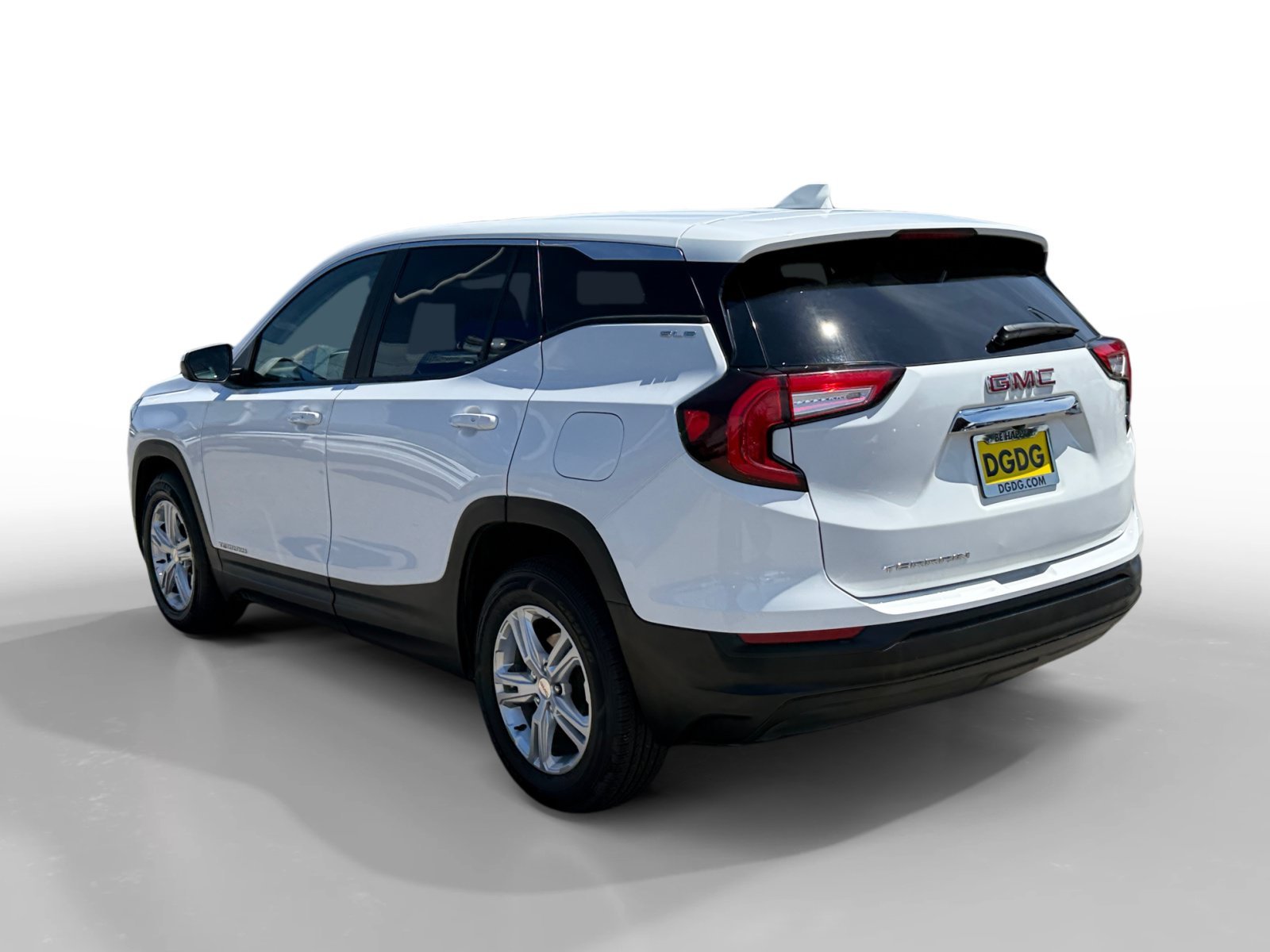 Used 2024 Summit White GMC SLE image 3