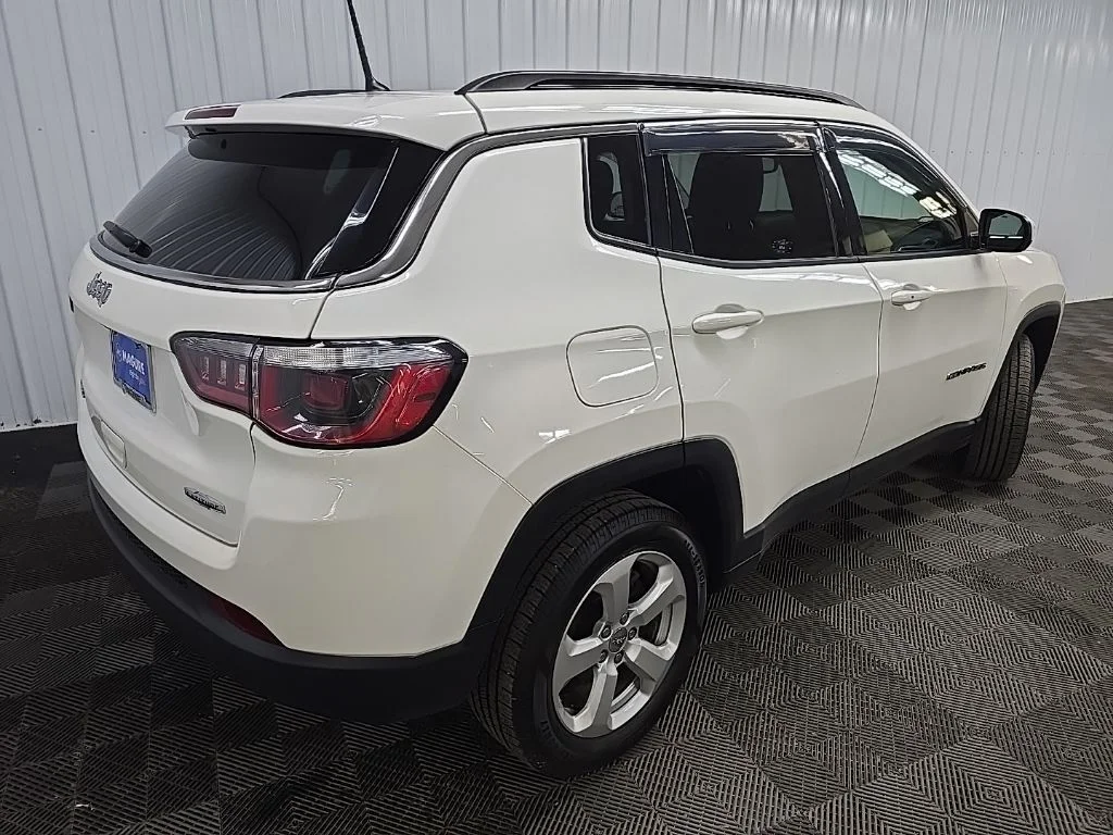 Used 2018 White Jeep Latitude image 10