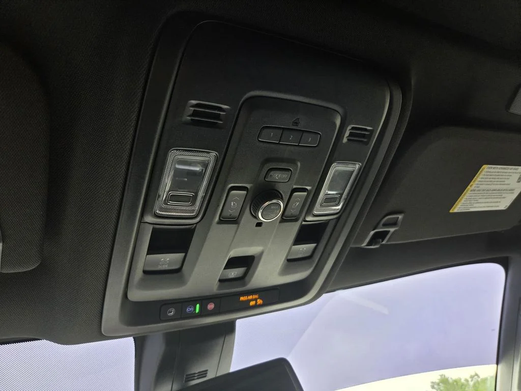 Used 2022 Black Chevrolet Z71 image 23