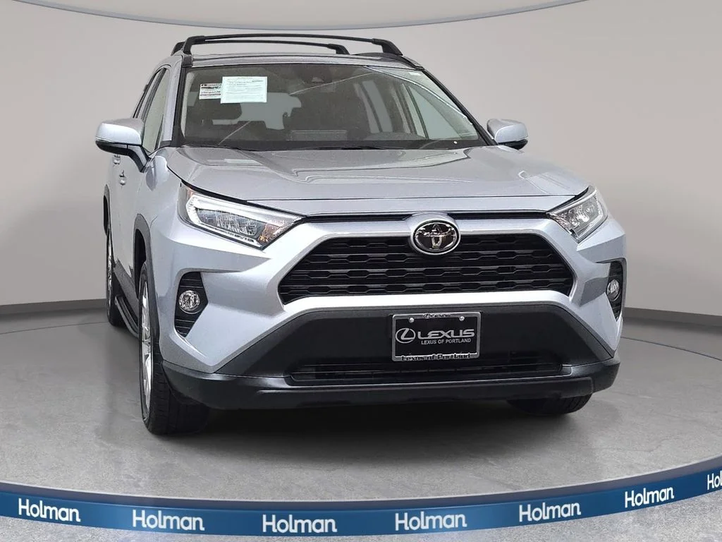 Used 2019 Silver Toyota XLE Premium image 3