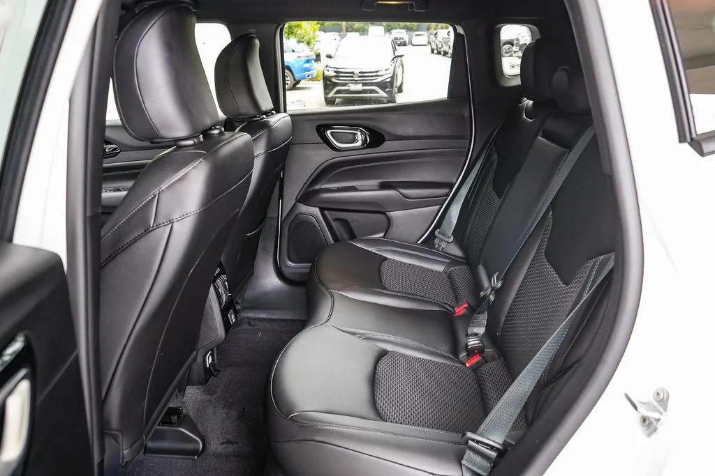 New 2026 Bright White Clear-Coat Exterior Paint Jeep Latitude image 18