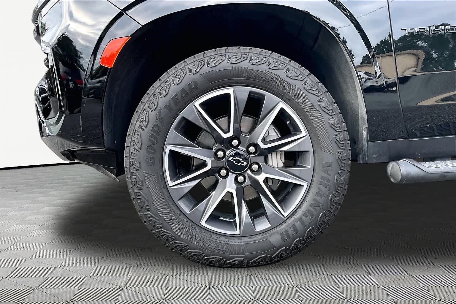 Used 2023 Black Chevrolet Z71 image 21