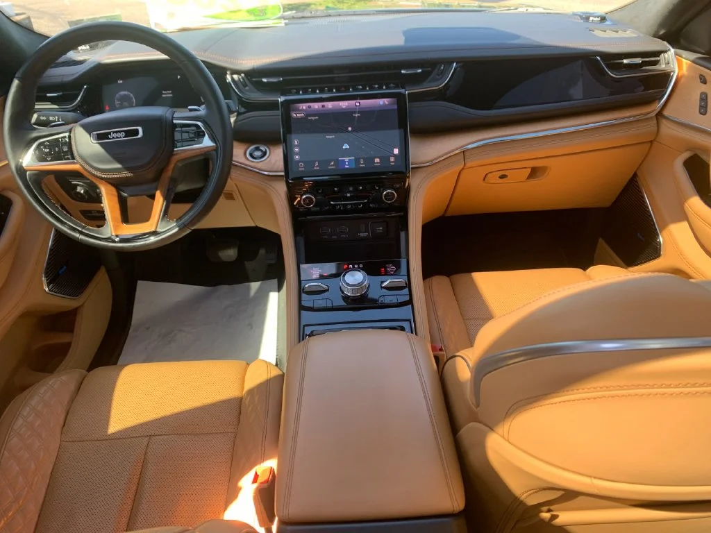 Used 2023  Jeep Summit Reserve image 16