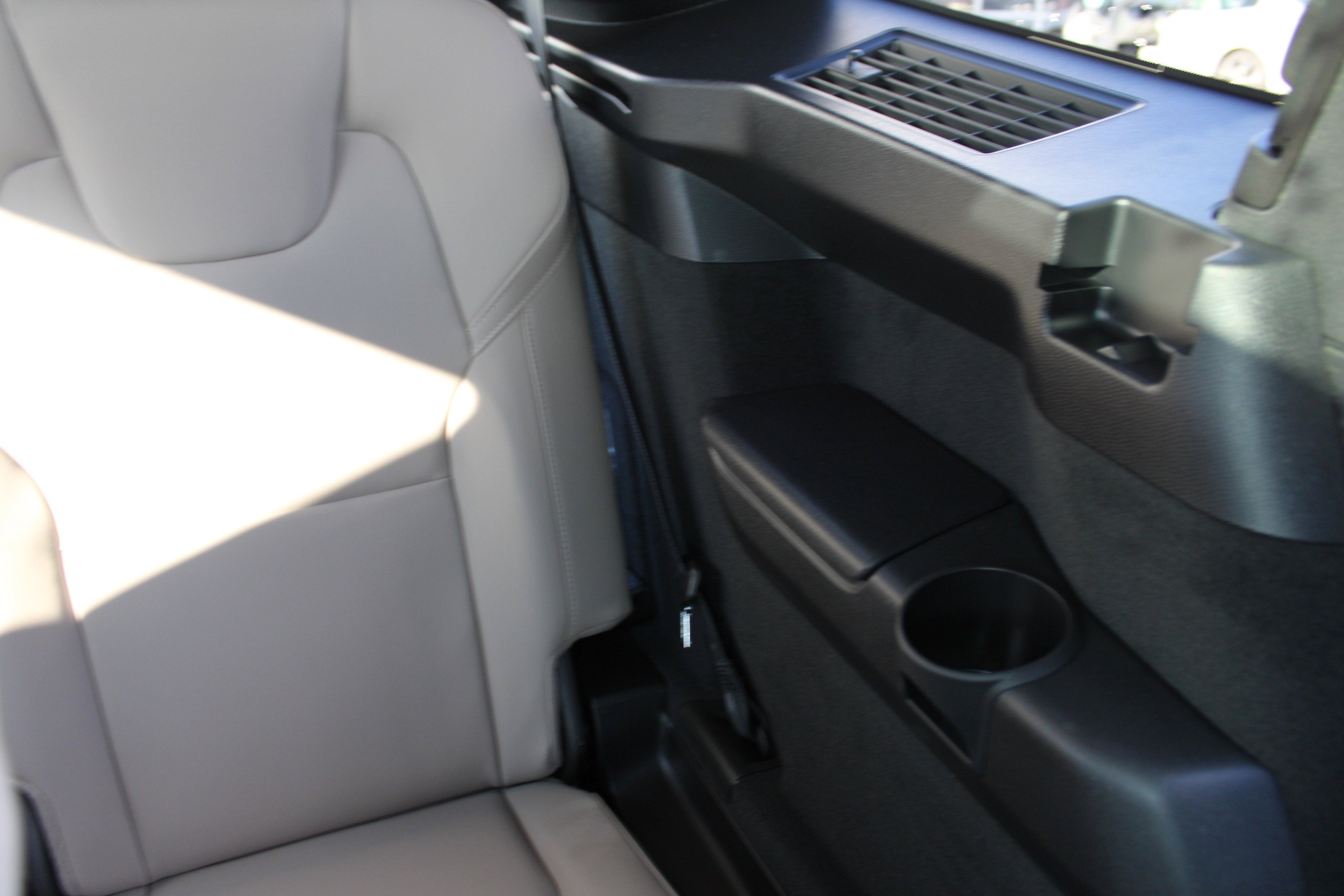 New 2026 Onyx Black Metallic Volvo Plus image 39
